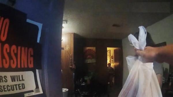 警察将食物送给客人。