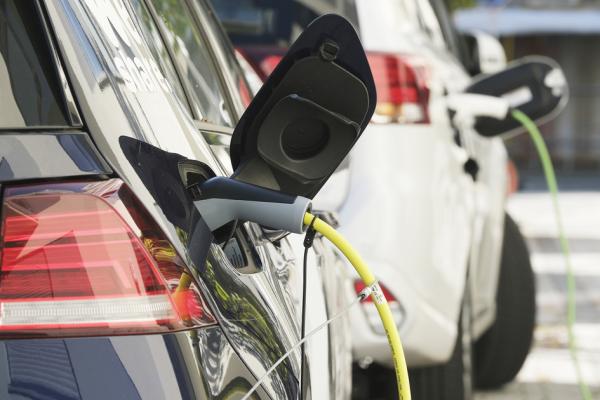 正在充电的电动汽车（Sean Gallup/Getty Images）