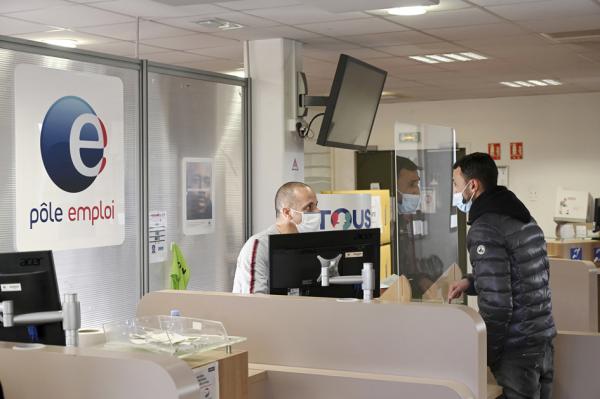 在马赛的一家就业中心，一名年轻人与工作人员咨询。摄于2020年12月。（NICOLAS TUCAT/AFP via Getty Images）
