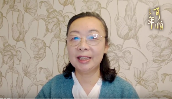 【耳顺之年】主持人 (图片来源:视频截图)