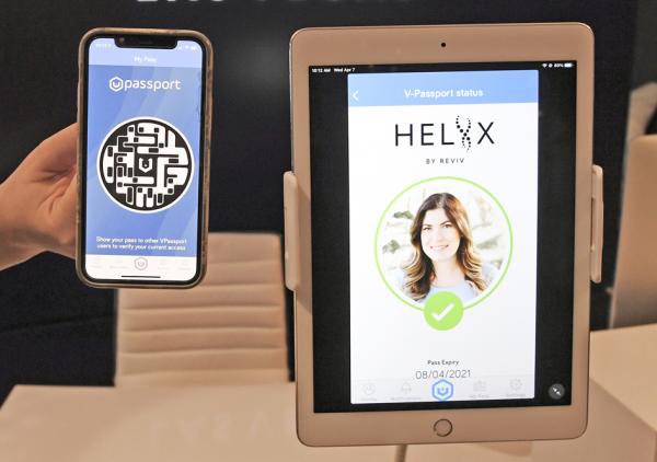 图为2021年4月7日在美国内华达州拉斯维加斯的一个展会上展示的一家英国公司为手机和iPad开发的“疫苗护照”应用程序。(Ethan Miller/Getty Images)