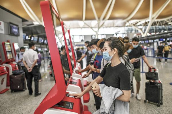 机场乘客示意图(HECTOR RETAMAL/AFP via Getty Images)