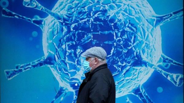 COVID-19病毒拉姆达(Lambda,λ)变种对疫苗产生的抗体的抵抗力是原始病毒的2.5倍,已传播到包括全球5大洲在内的至少46个国家。图为2020年11月24日,英国一名戴着防护口罩的男子经过奥尔德姆地区科学中心的COVID-19病毒图片墙。(图片来源:Christopher Furlong/Getty Images)