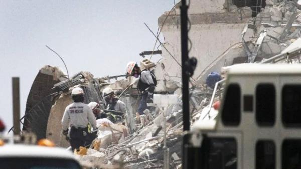 倒塌的公寓大厦现场(Joe Raedle/Getty Images)