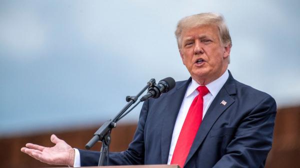 事实证明，川普的“留在墨西哥”政策是成功可行的，而拜登取消该政策的举措造成了越演越烈的边境危机。图为2021年6月30日，前美国总统唐纳德．川普（Donald Trump）访问德克萨斯州法尔附近的边界墙，并发表讲话。（图片来源：SERGIO FLORES/AFP via Getty Images）