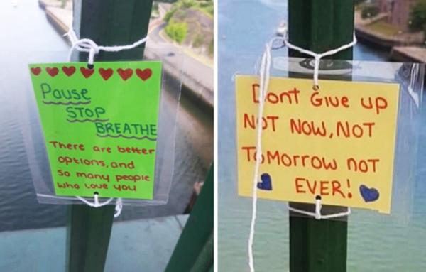 佩奇在桥上悬挂的纸条