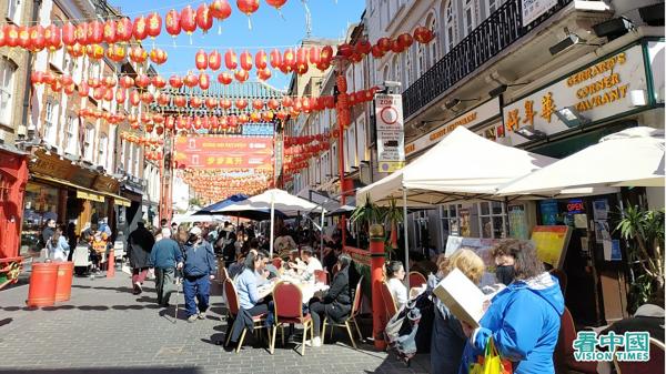 英国允许餐饮业开放后,唐人街食客络绎不绝。(图片来源:成容/看中国)