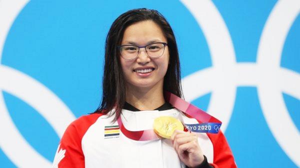 21岁的华裔泳将玛姬•麦克尼尔在本届东奥100米蝶泳决赛中,帮加拿大摘得首枚金牌。(Clive Rose/Getty Images)