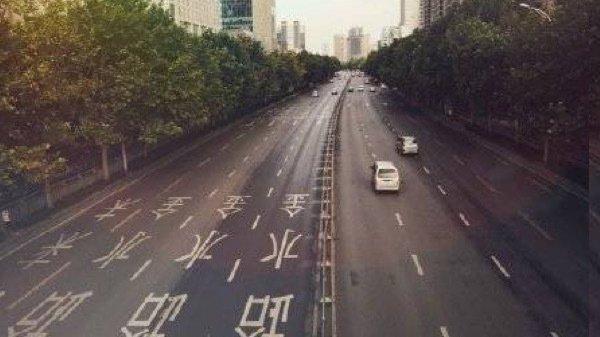 河南暴雨后各地都在积极抢险救灾，然而郑州竟第一动作在主干道修花坛。（图片来源：微博）