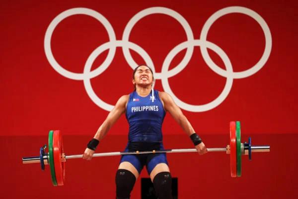 菲律宾30岁的女子举重选手迪亚斯，夺得55KG举重冠军。（Chris Graythen/Getty Images）