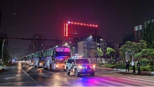 截至8月4日,郑州交运集团以最快的速度调集21辆大巴,连夜从医院转移1000多名病患与医护到其他地方隔离观察。(图片来源:微博)