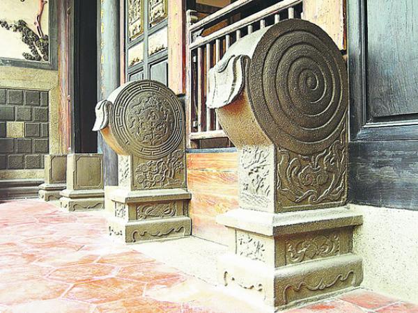 “门当”是放置于大门两旁的一对 石墩(云角/Wikipedia/CC BY-SA 4.0)