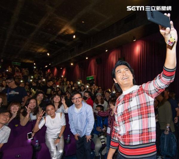 周润发跟粉丝热情互动,不见天王架子。(图/双喜电影提供)