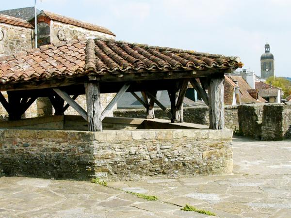 古城墙旁的古井遗址（Patrick Despoix/Wikipedia/CC BY-SA 4.0）