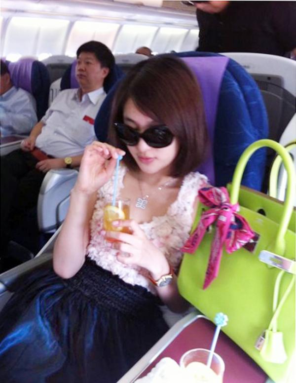 2011年7月5日网络流传的郭美美炫富照(STR/AFP via Getty Images)