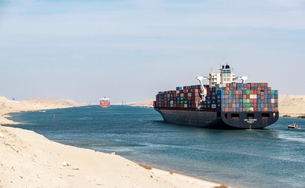 苏伊士运河的堵塞是导致供应链瓶颈的原因之一。（KHALED DESOUKI/AFP via Getty Images）