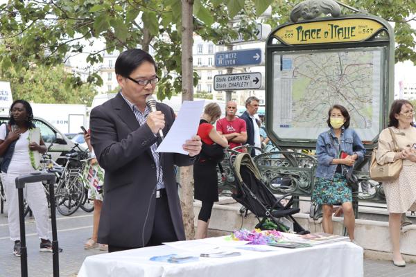 法国法轮大法协会会长唐汉龙先生在集会上致辞（摄影/看中国）