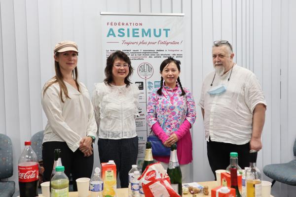 ASIEMUT联合会主席布赛（Claude BUCHET）先生（右）与参展艺术家合影。（摄影：林莲怡/看中国）