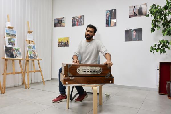 大卫（David）弹奏阿富汗乐器簧风琴（Harmonium）并演唱了阿富汗歌曲。（摄影：林莲怡/看中国）