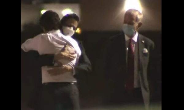 特鲁多在加拿大西部城市加尔加里迎接加拿大前外交官康明凯和商人斯帕弗的归来,并和他们拥抱 (图片来源:视频截图)