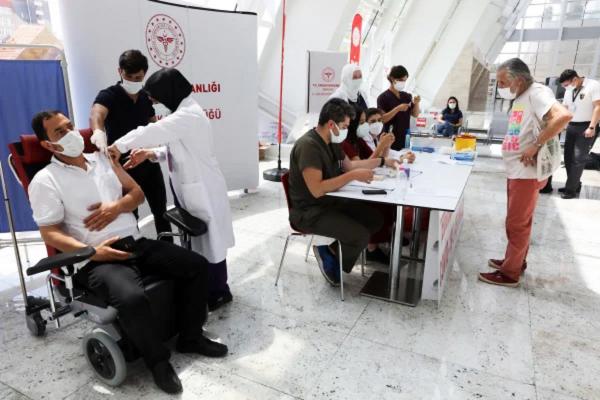 民众在接种疫苗。(ADEM ALTAN/AFP/Getty Images)