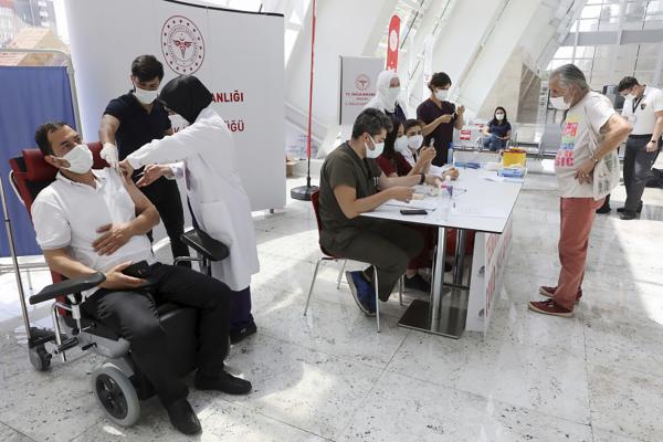 民众在接种疫苗。(ADEM ALTAN/AFP/Getty Images)