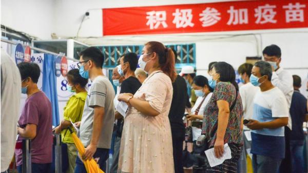 北京当局虽声称不强制接种疫苗,但各个地方政府却纷纷出台逼打疫苗政策。(图片来源:STR/AFP via Getty Images)