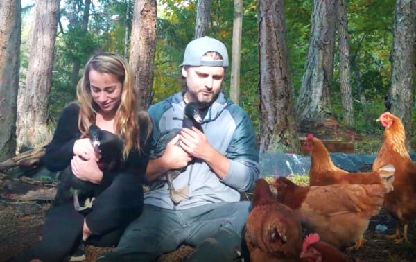 加拿大夫妇Chris 和Stef 在海岛上过着自给自足的生活。