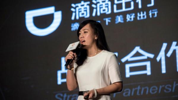 2016年1月26,滴滴出行的总裁柳青,在北京出席新闻活动(图片来源:FRED DUFOUR/AFP via Getty Images)