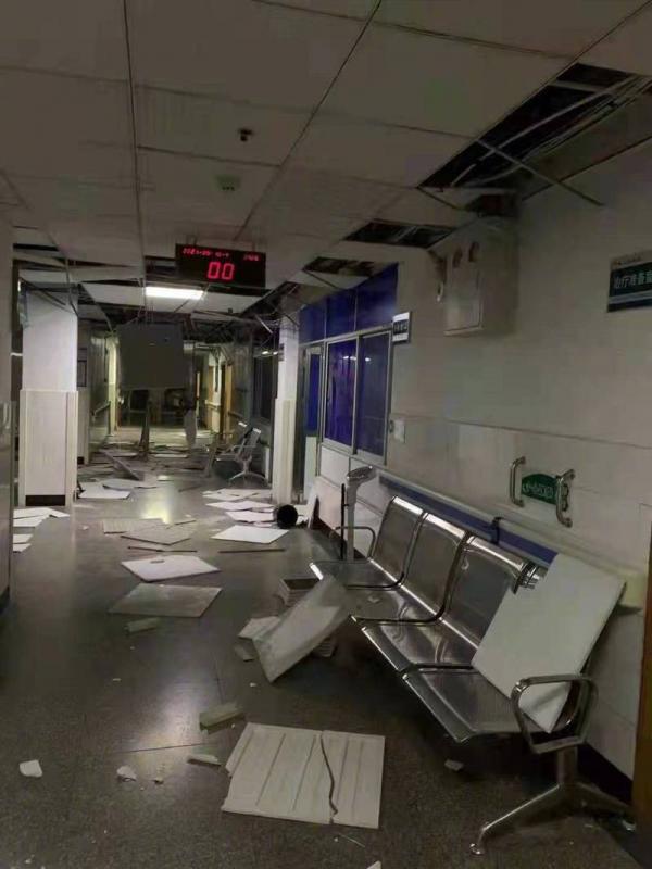 网传现场照片显示,地震导致当地大量房屋倒塌,地面布满砖块,多处地方停电。(图片来源:微博)