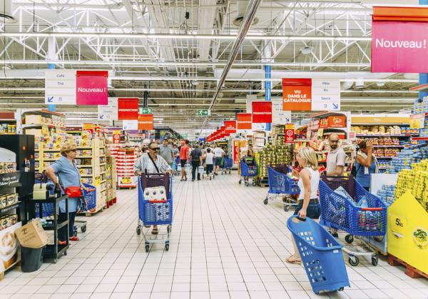 法国东南部昂蒂布城市(Antibes)一家家乐福超市(123RF)