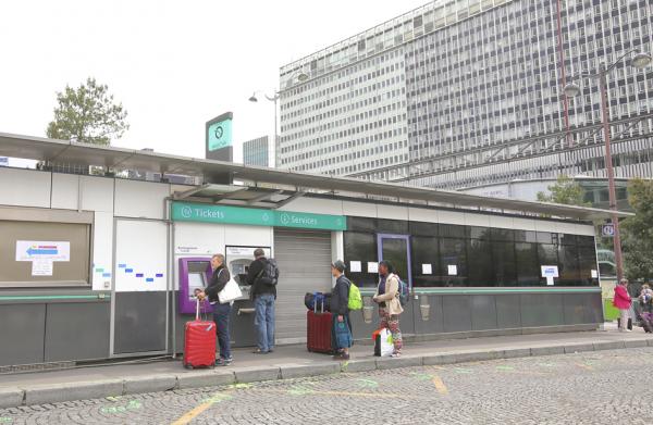 巴黎公共交通纸票会在10月14日到明年3月期间正式退出历史舞台。巴黎市内的自动售票机将逐渐停售T+纸质交通票,民众需要刷交通卡或手机里储存的交通票才可以乘坐地铁、RER或公交车。(123RF)