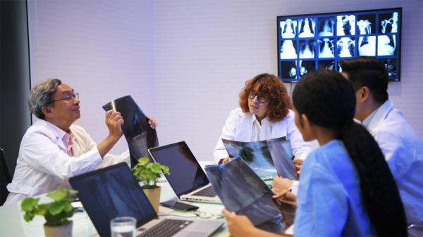 美国医院里医生在会诊。(123RF)