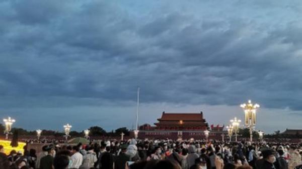 “ 10.1 ” 北京天安门广场上空乌云压顶,被人们认为是 “ 不祥之兆 ”。(图片来源:网络)