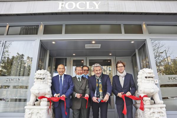 福利餐馆露台翻新竣工剪彩合影，Jean Pierre Vong（左一），叶俊聪（左三）。（摄影：王静/看中国）