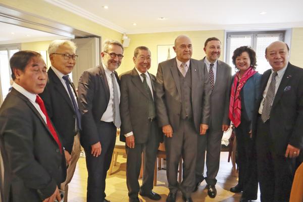 讷伊市市长弗罗芒坦（Jean-Christophe Fromantin，左三）、讷伊市市长办公室负责人奎斯塔（Philippe Cuesta，右三）与法亚共和联盟永远名誉主席何福基（右五）及部分嘉宾合影（摄影：王静/看中国）