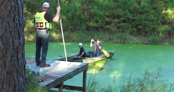 潜水队帮助搜索水域。
