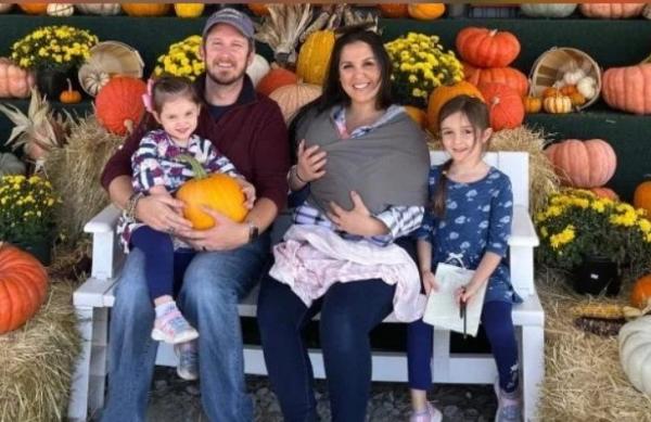 美国夫妇育有三个女儿,年龄不同生日却在同一天 。 (图片来源:翻拍网图)