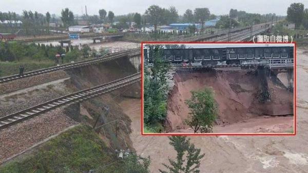山西一座跨河铁路大桥桥墩6日被冲垮,导致火车悬空行驶。(图片来源:微博)