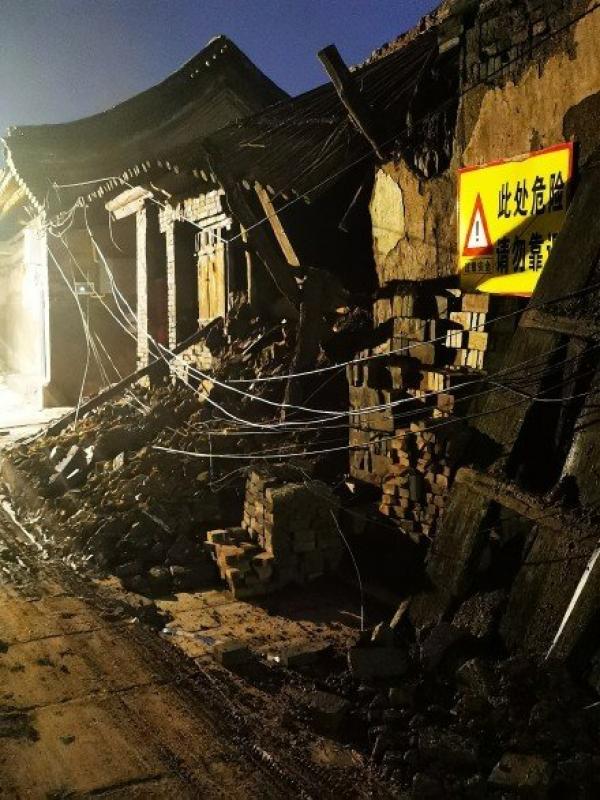 平遥古城城墙局部发生倒塌，倒塌长度约有25米。（图片来源：微博）