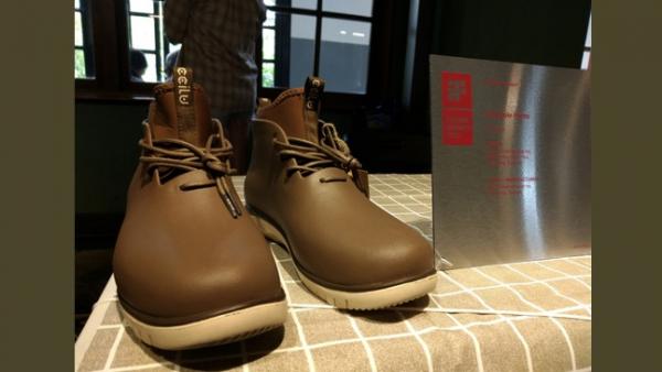 成图中的雨靴;目前相关产品已经取得10项国际专利,并输出全球约40国。(图片来源:中央社/张雄风摄)