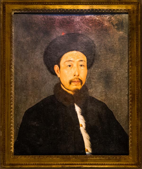 《乾隆半身冬装像》,画幅纵62.6cm,横51cm,纸本油画。作品非常罕见的是帝王的半身便服侧面像。描绘的是40岁左右的乾隆,当时他已经蓄有八字胡和长髯。画中人物除了大致容貌与现存的乾隆皇帝绘像相似以外,还有一处非常明显的特征,可以进一步确认这是乾隆本人的画像:人物左眉中部由于毛发较为稀疏而产生的断眉。这与不同的史料记录相符。(郎世宁/Wikipedia/CC BY-SA 4.0)