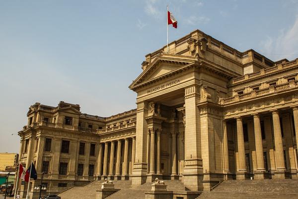 司法宫      (以上图片均来源：维基百科)