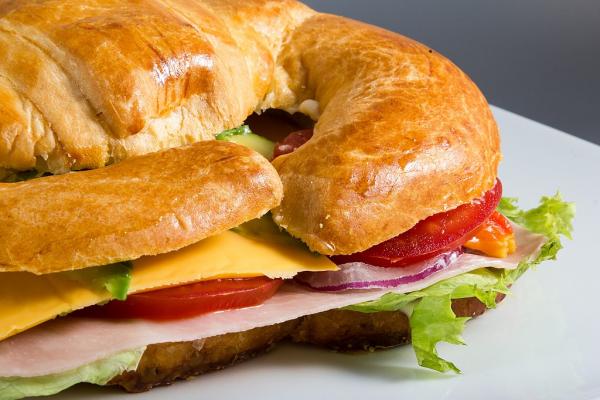 羊角面包三明治 （图片来源：维基百科）
