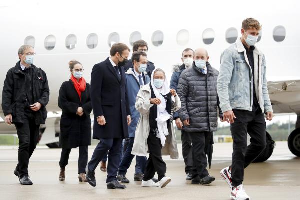 佩特南(中)于2020年10月被解救归国。(GONZALO FUENTES/POOL/AFP via Getty Images)