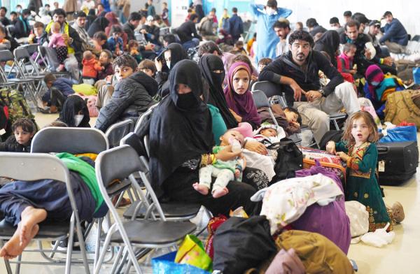 9月8日,阿富汗难民正在德国拉姆施泰因空军基地的5号机库内接受处理。(OLIVIER DOULIERY/POOL/AFP via Getty Images)