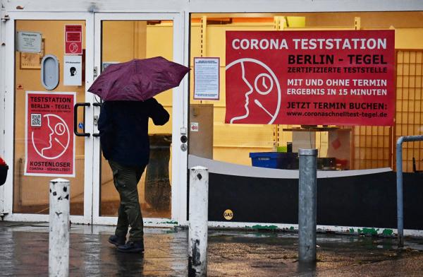 2021年11月4日，一名行人走过柏林的 Covid-19检测中心。（TOBIAS SCHWARZ/AFP via Getty Images）