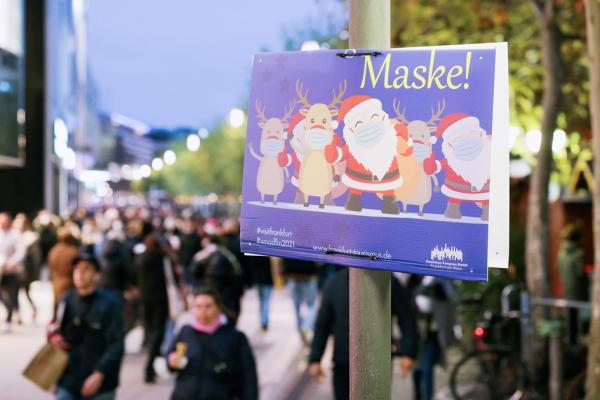 11月20日，法兰克福一告示提醒人们戴口罩。（YANN SCHREIBER/AFP via Getty Images）