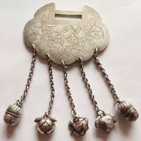 长命锁,从“长命缕”演变而来,明清时特别流行。(公有领域)