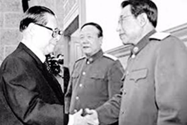 郭伯雄、徐才厚1999年同一天被江泽民授予上将军衔，前后相差两年晋升军委副主席，在帮助江泽民“垂帘听政”、架空胡锦涛中双双发挥关键作用。